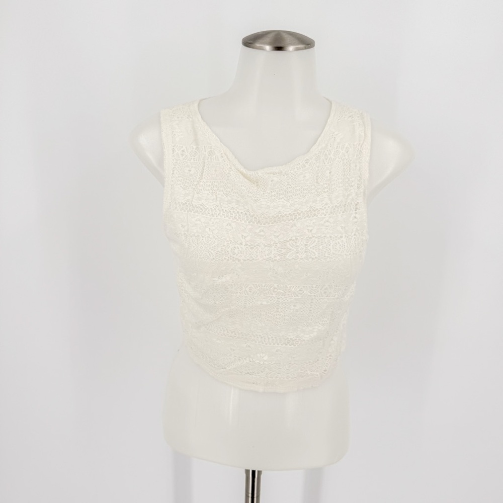 Chic Lace Crop Top in Cream
